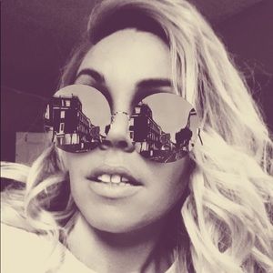 Meet your Posher, Dee